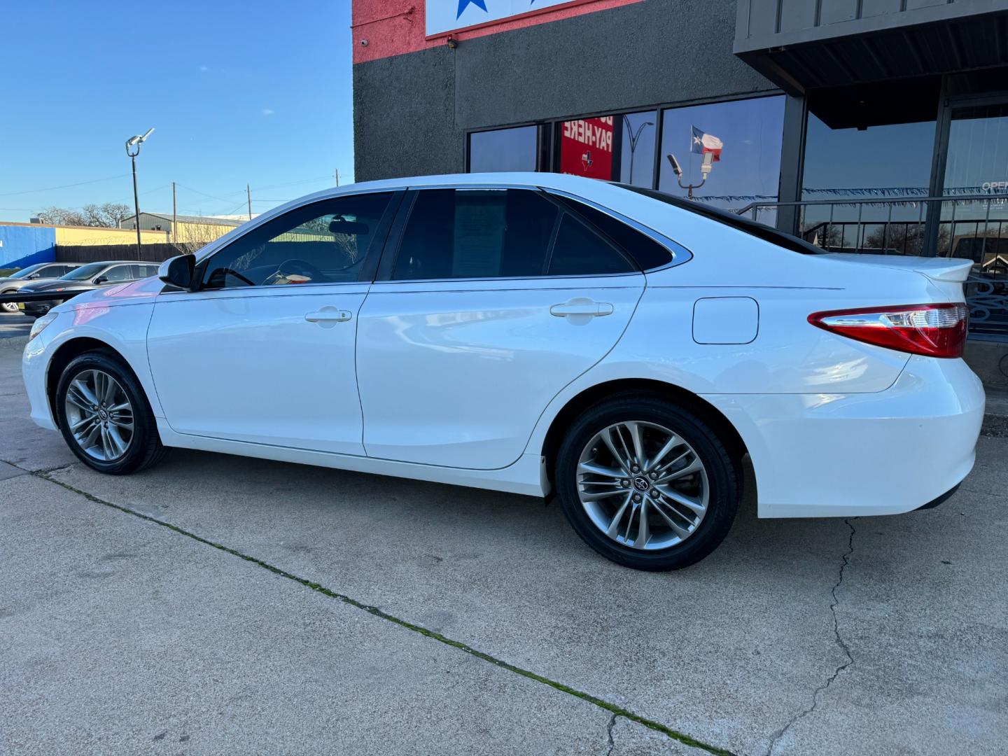 2017 WHITE TOYOTA CAMRY SE; LE; XLE; X (4T1BF1FK6HU) , located at 5900 E. Lancaster Ave., Fort Worth, TX, 76112, (817) 457-5456, 0.000000, 0.000000 - Photo#6